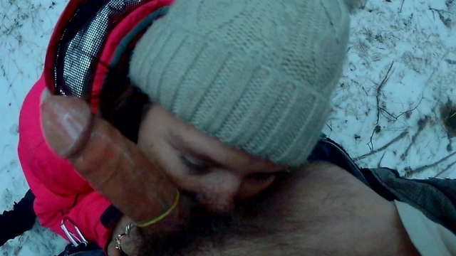 Я кончаю на лицо зрелой жены и на её подруг зимой и осенью в лесу