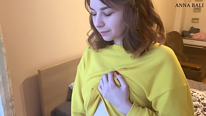 18-летняя няшка трахается в позе раком после мастурбации