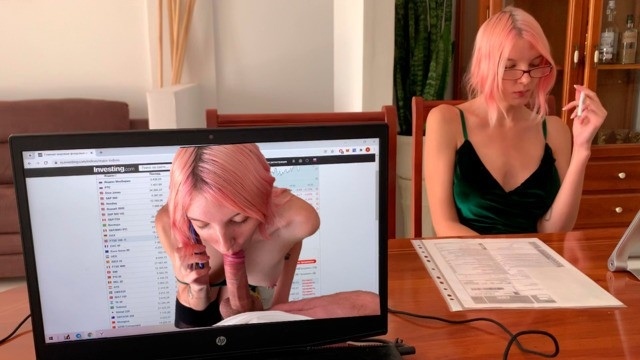 Женатый босс задрал платье секретарше с розовыми волосами и долго трахал её, пока она разговаривала с заказчиком