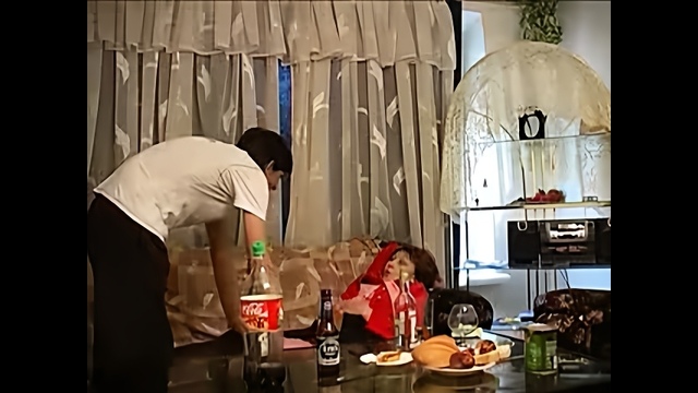 Русская дама с толстой жопой выпивает с приятелем и принимает его конец в вагину