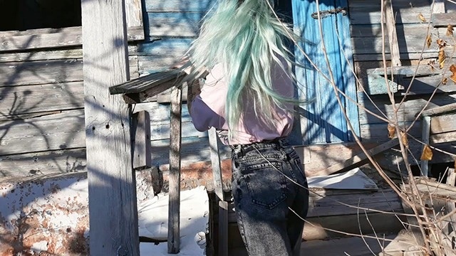 Молодуха с татуировкой в виде бантика на спине стоит раком перед хахалем и принимает в киску его болт