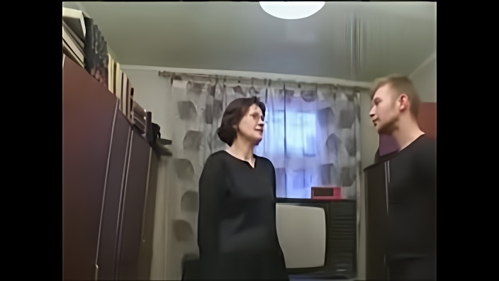 30ти летняя россиянка в очках делает минет и дает молодому любовнику, получая семя на пилотку