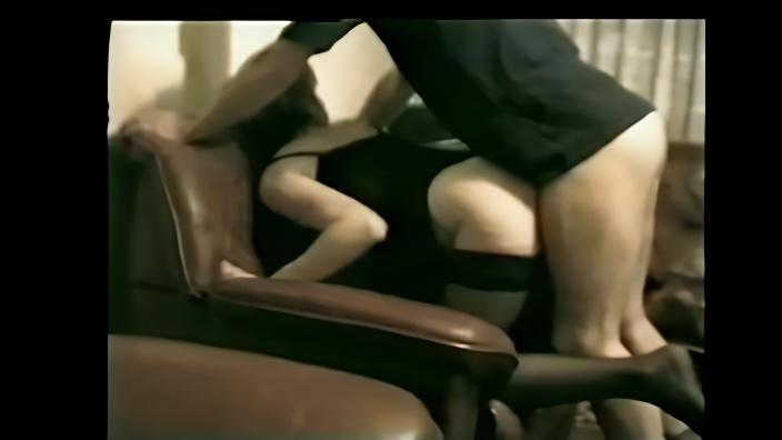 Она дает всем! Сорокалетняя Лора приходит к разным мужикам в квартиры и трахается