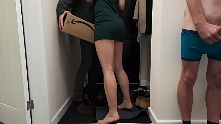 Красотка со светлыми волосами отсасывает мужу в коридоре и трахается с курьером на пороге