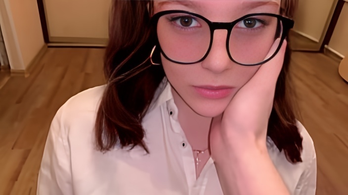 18-летняя девка в очках и в белой блузке стоит на коленях перед хахалем и сосет его болт