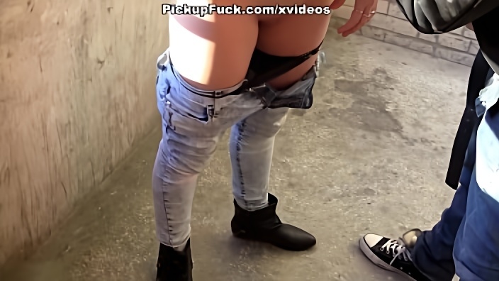 Горячая блондина в джинсах поцеловалась с парнями на улице и занялась с ними сексом