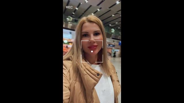 Русская блондинка в розовой рубахе общается с подписчиками