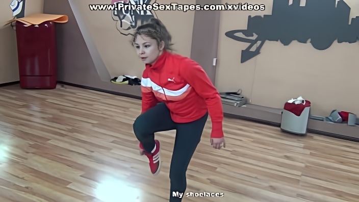 Миниатюрная спортсменка танцует, мастурбирует и трахается с тренером в зале