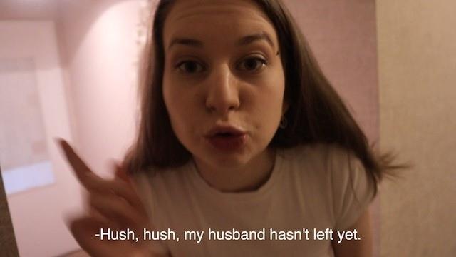 Студентка с бритой киской залезает на чувака сверху, чтобы принять в письку большой член