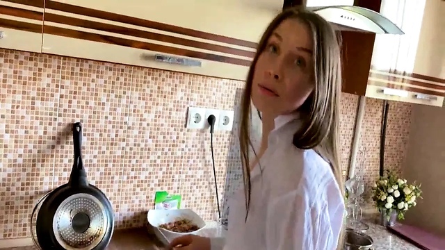 Русская девушка с фенечкой и круглыми ягодицами делает минет и дает парню на кровати