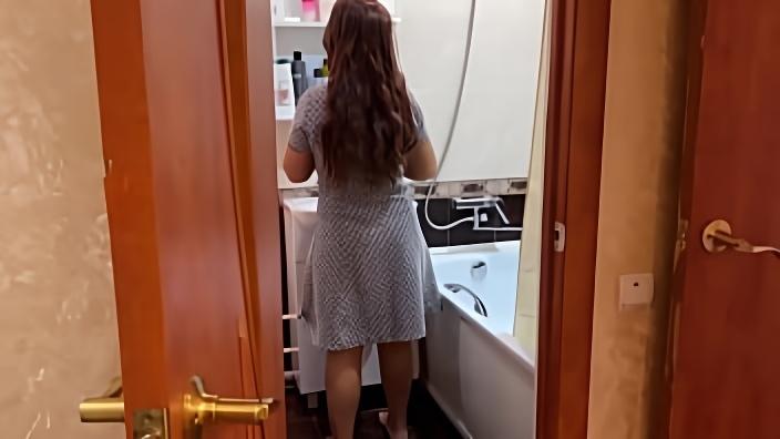 Внезапный анал для русской мамаши, которая стояла раком в ванной комнате