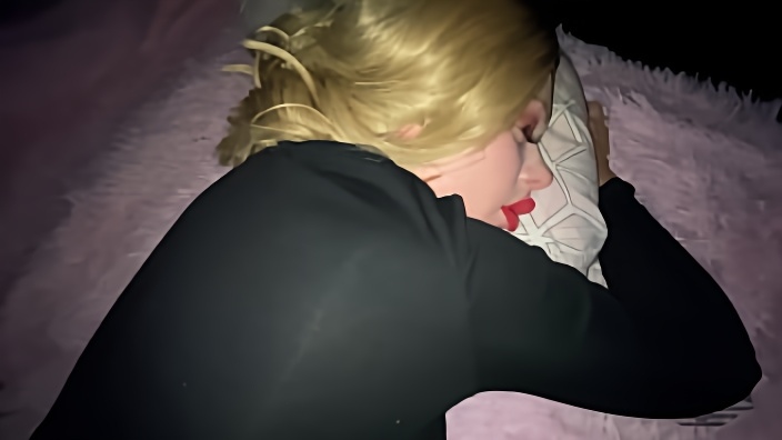 Парень пристроился к спящей мамаше и порвал на ней колготки, чтобы добраться до дырочек