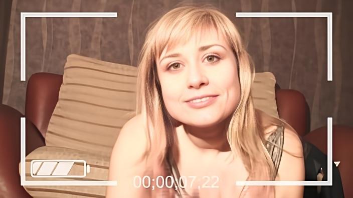 Мадам с большими титьками массирует свою волосатую вульву