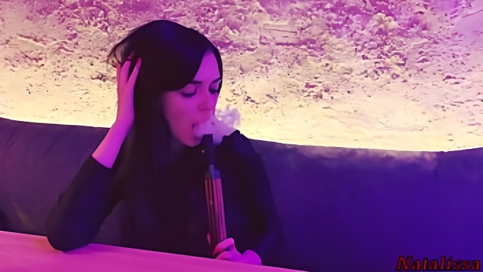 Русская брюнетка курит в кальянной и дает бойфренду в общественном туалете