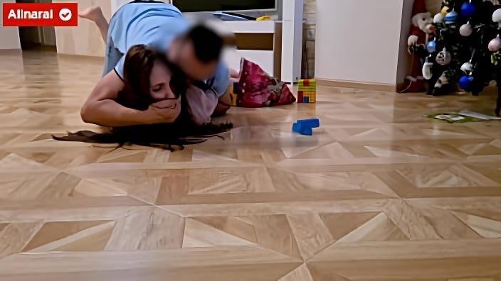 Бухгалтер никогда не скажет жене, что набросился на домработницу и отодрал её на линолеуме