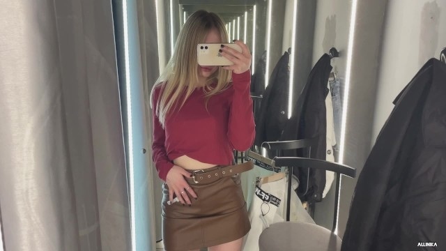 Спортсменка делает пошлые селфи в примерочной и чпокается со спутником