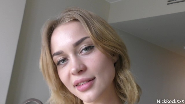 Голубоглазая девка с большой попкой отсасывает хахалю и дрочит член сиськами