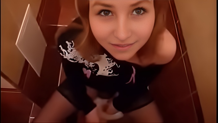 Нагнул 18летнюю цыпочку в общественном туалете и драл её в щель до семяизвержения