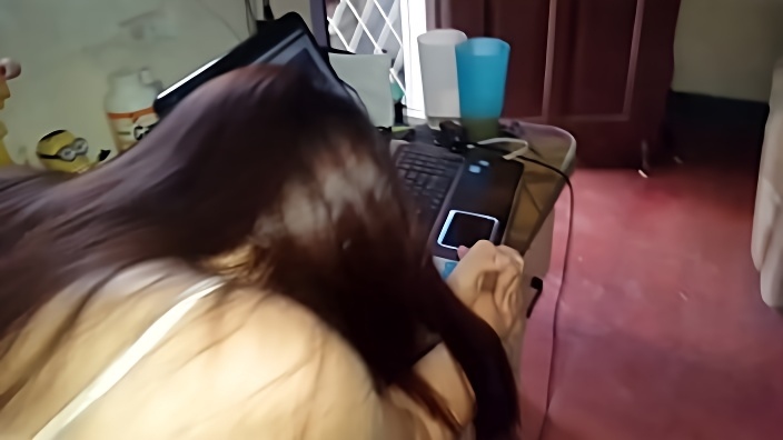 Парень шпилит раком в анус возле компа молодую россиянку