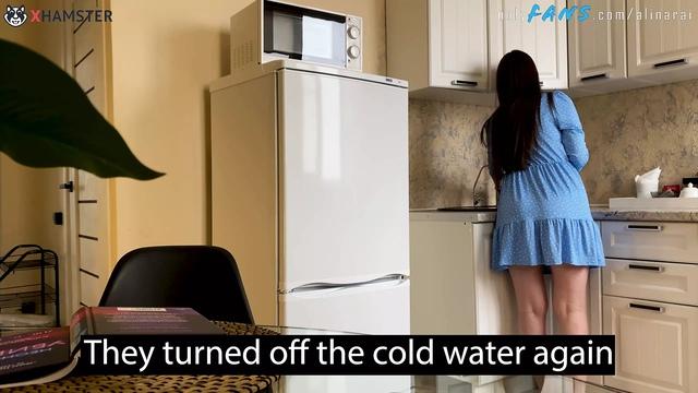 Русская мамка в синем платье сидит за столиком и дрочит щель, пока сантехник чинит смеситель