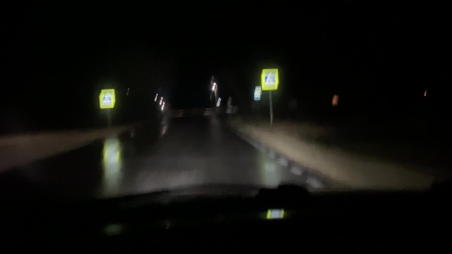 Русская худышка 19ти лет с бритой киской скачет в машине на приборе партнера