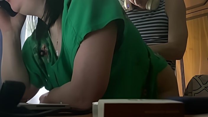 Домашняя съемка с мамкой в зеленой блузке, которая дает сожителю в позе раком