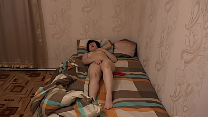 Россиянка 30ти лет ласкает пальцами киску перед вебкамерой