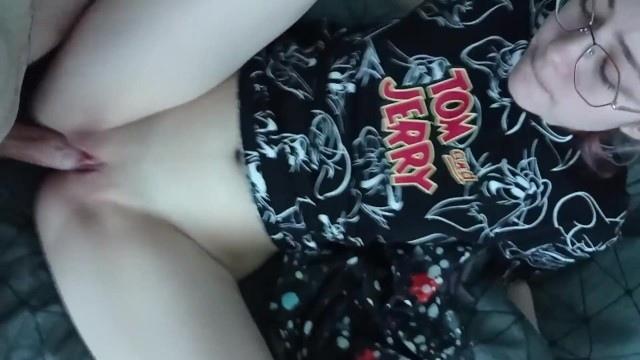 Русская студентка в очках отсасывает на камеру и дает в бритую дырочку