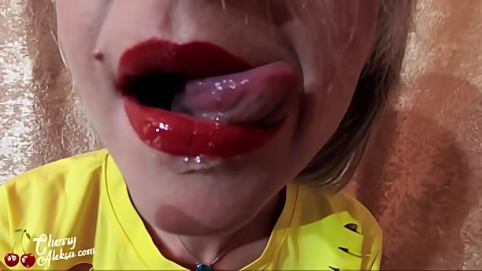 Мама с ярко накрашенными губами разрешила мужику порвать её колготки и вставить член в задницу