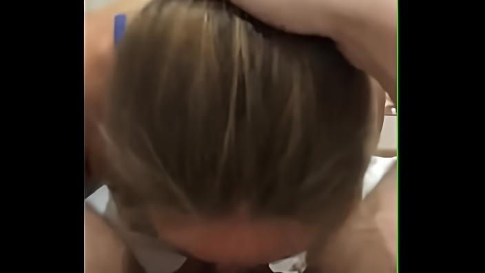 Жена жадно глотает член