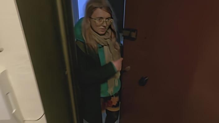 Толстожопая блондинка отсасывает в ванной комнате