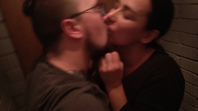 Озорная милфа с хвостом делает минет и дает в туалете кафе бородатому любовнику