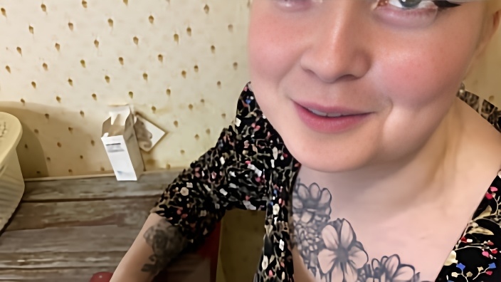 Грудастая мама писала лекции, а сожитель захотел отвлечь её своим большим членом