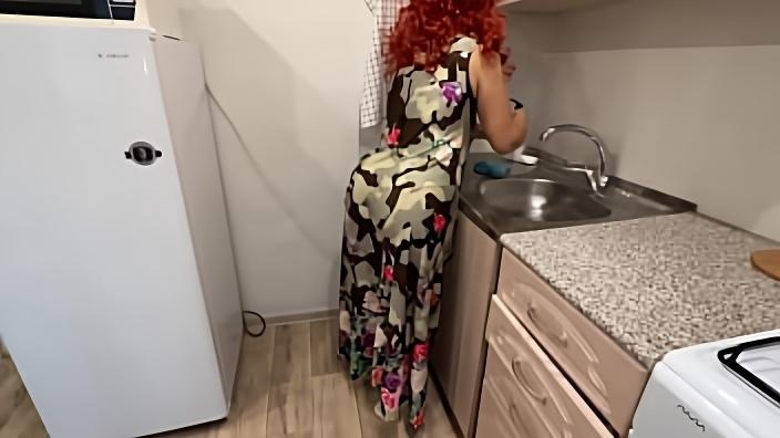 Пришлось дождаться, пока рыжая подружка домоет посуду и поиметь ее в очко