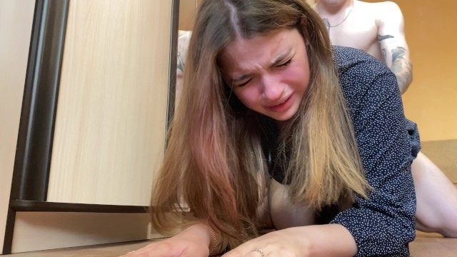 Студентка в задранном платье громко кричит, когда сосед пялит её в пилотку большим членом на полу