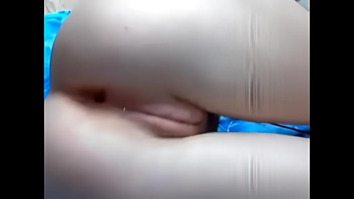 Молодая девушка трахает свою попку морковкой на камеру