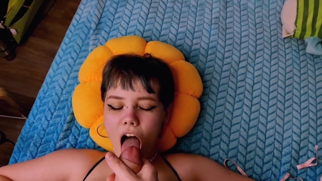 Даю в рот эмо телке, трахаю ее и кончаю на толстые булки