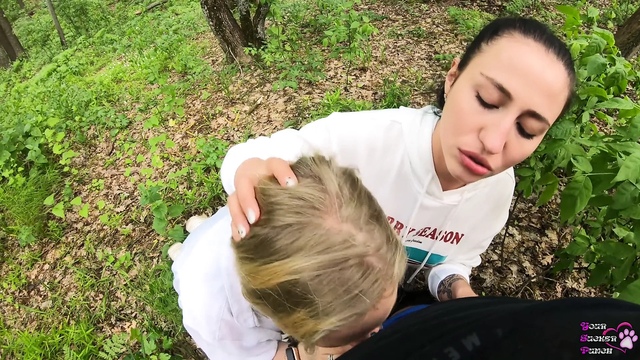 Подруги в лесу по очереди отсасывают кавалеру и дрочат его пенис