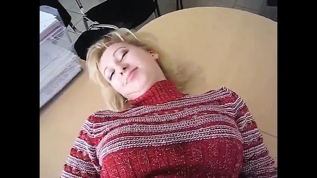 Трахает секретаршу на столе в офисе