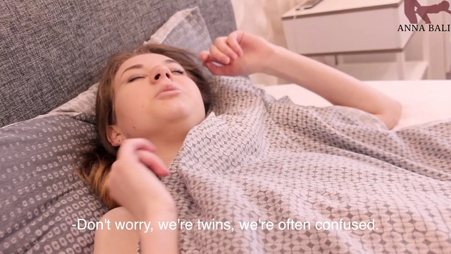 Молодуха под одеялом отсосала хахалю и дала в бритую щель