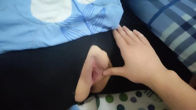 У лучшей подруги очень красивая пизда, ее парень так счастлив.