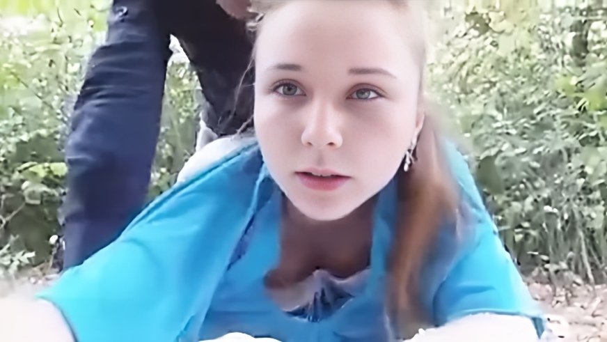 Русский секс с разговорами, Короткий ролик, На природе, В траве, На земле, Славянка, Поза жопой к верху, Волосы в хвост, Шатенка, В лифчике, Голубая блузка, Секс в одежде, Палец в рот девушке, Высунула язык, Смотрит в камеру, Не видно проникновения