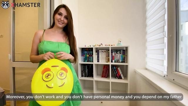 Телка в зеленом платье и с желтым шариком подарила кавалеру ночь любви