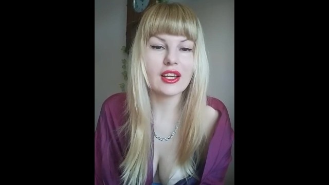 Упс непослушная грудь выскакивает, пока она говорит своим сладким голосом...