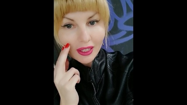 Публичная киска долго вспыхивает, она просит трахнуть ее жестко, ее либидо кричит