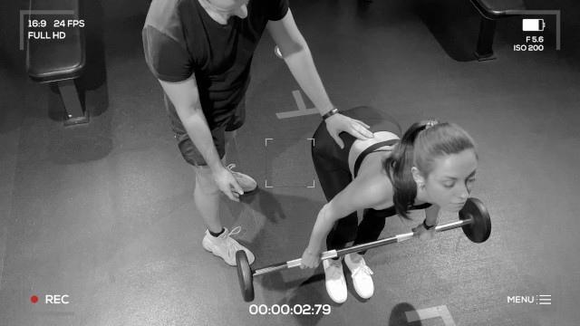 Худышка в тренажерке занимается с тренером, который в итоге жарит ее в киску
