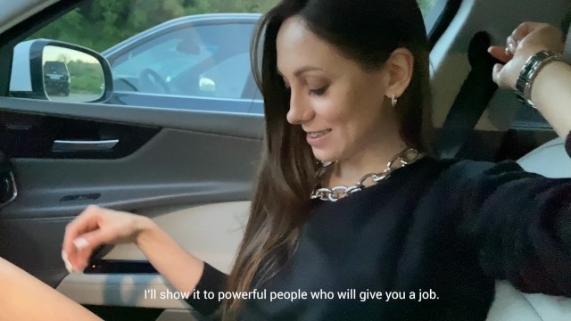 Мамаша в тачке склонилась перед любовником и взяла в рот его член