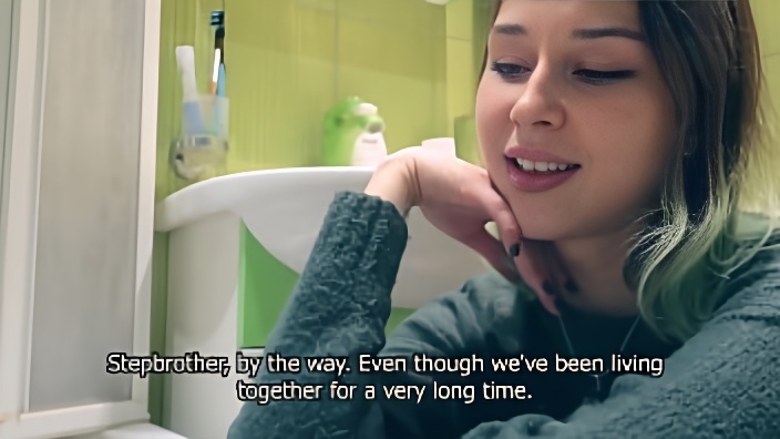 Студентка с крашенными волосами отсосала партнеру в ванной комнате