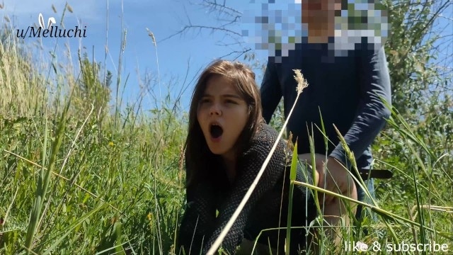 Деревенская давалка без косметики трахнулась со спутником в высокой траве у реки