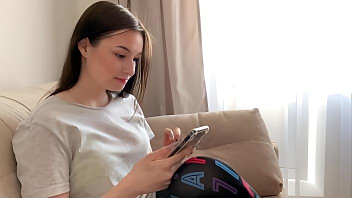 Парень снимает крупным планом, как его подружка с татуировкой на руке дрочит большой член